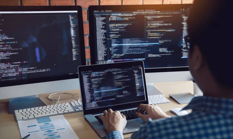 数据科学选型:R与Python如何赋能越城区网站建设?